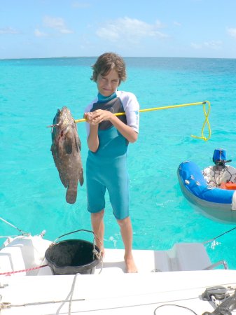 81- Bastien a peche son premier merou avec sa fleche hawaienne 